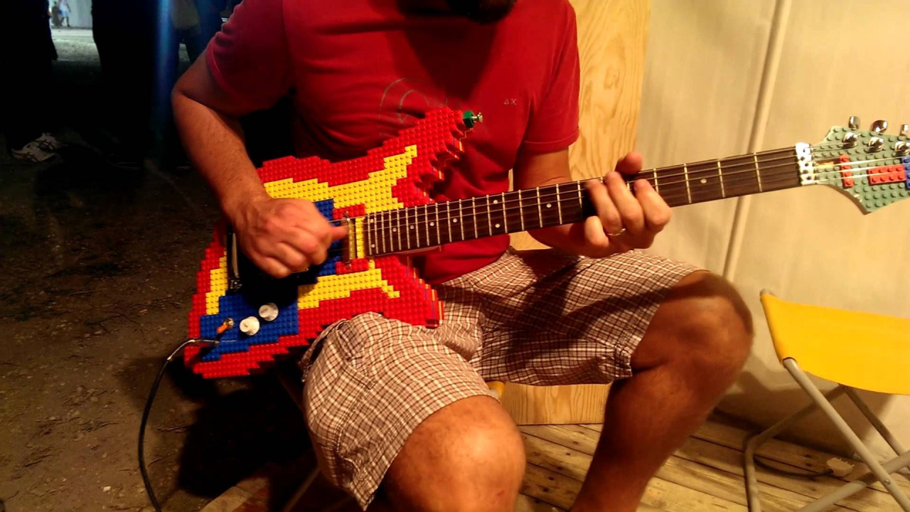 Szóval ez az ember Legóból épített egy működő gitárt