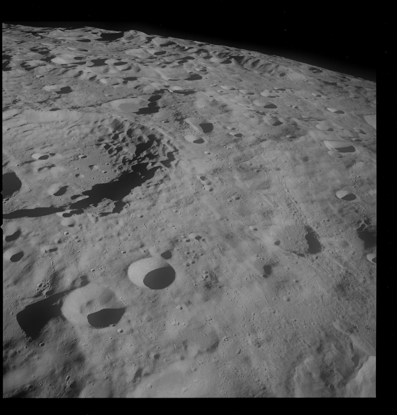 Többezer képet publikált a NASA a Holdra szállásról