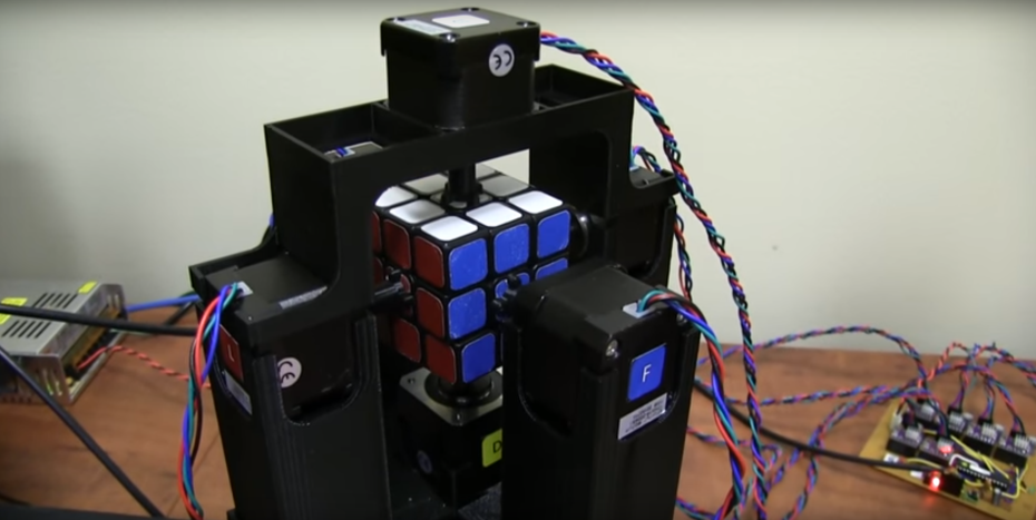Ez a robot 1 másodperc alatt rakja ki a Rubik-kockát